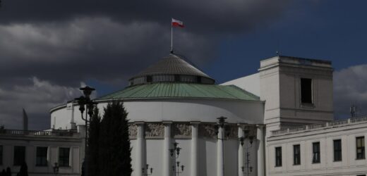 Rekordowa grupa polityków chce zamienić Wiejską na Brukselę