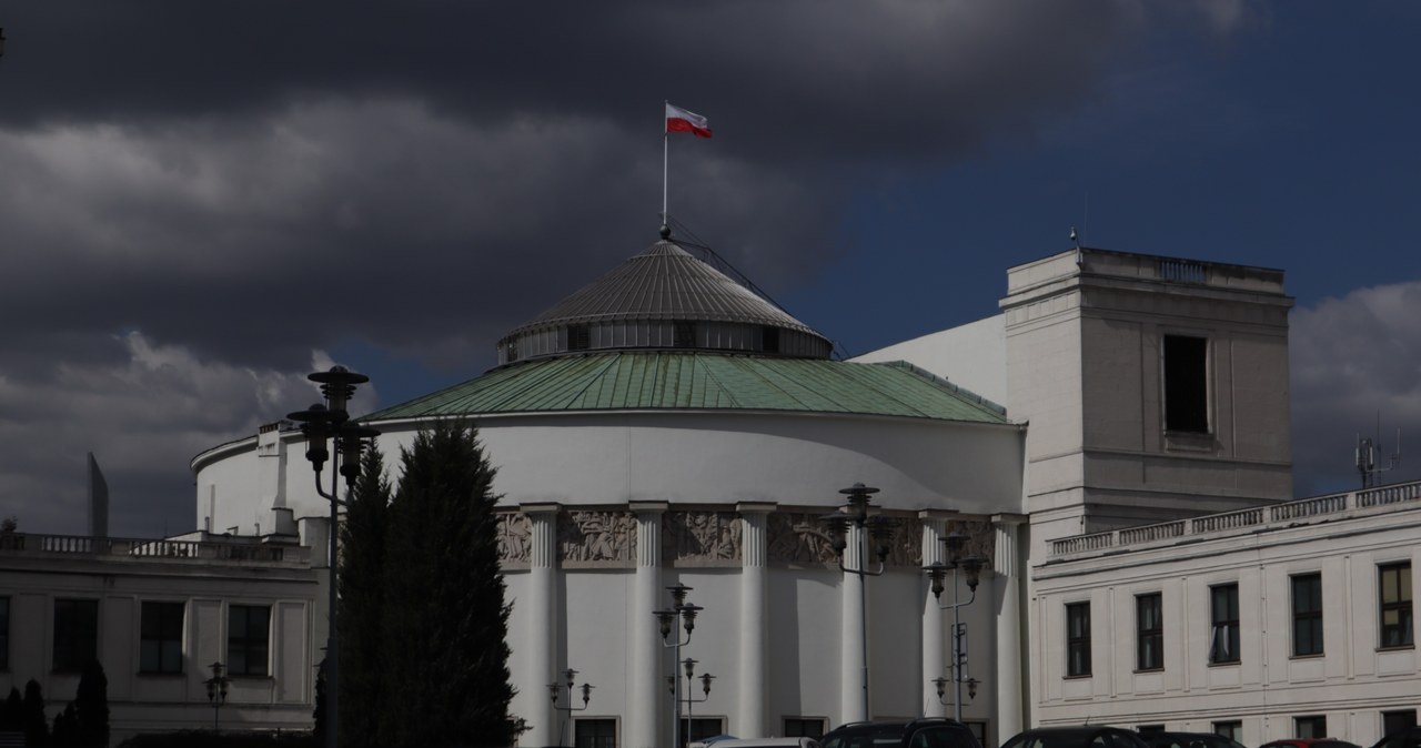 Rekordowa grupa polityków chce zamienić Wiejską na Brukselę