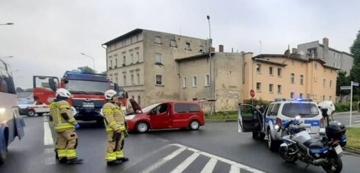 Autobus stoczył się i uderzył w sześć aut oraz ścianę budynku
