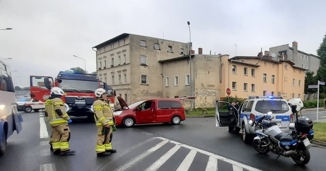 Autobus stoczył się i uderzył w sześć aut oraz ścianę budynku