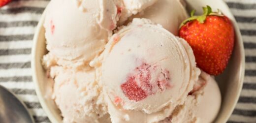 Próżno szukać ich w lodziarni. Fit lody truskawkowe z czterech składników