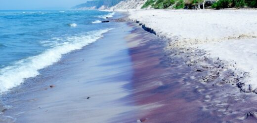 Cud natury w Pomorskiem. Piasek na plaży ma fioletowy kolor