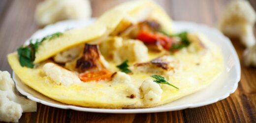 Puszysty omlet kalafiorowy. Zajadam go ze smakiem na śniadanie, obiad lub kolację