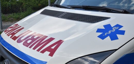 Przybywa karetek nad morzem, bo przybywa turystów