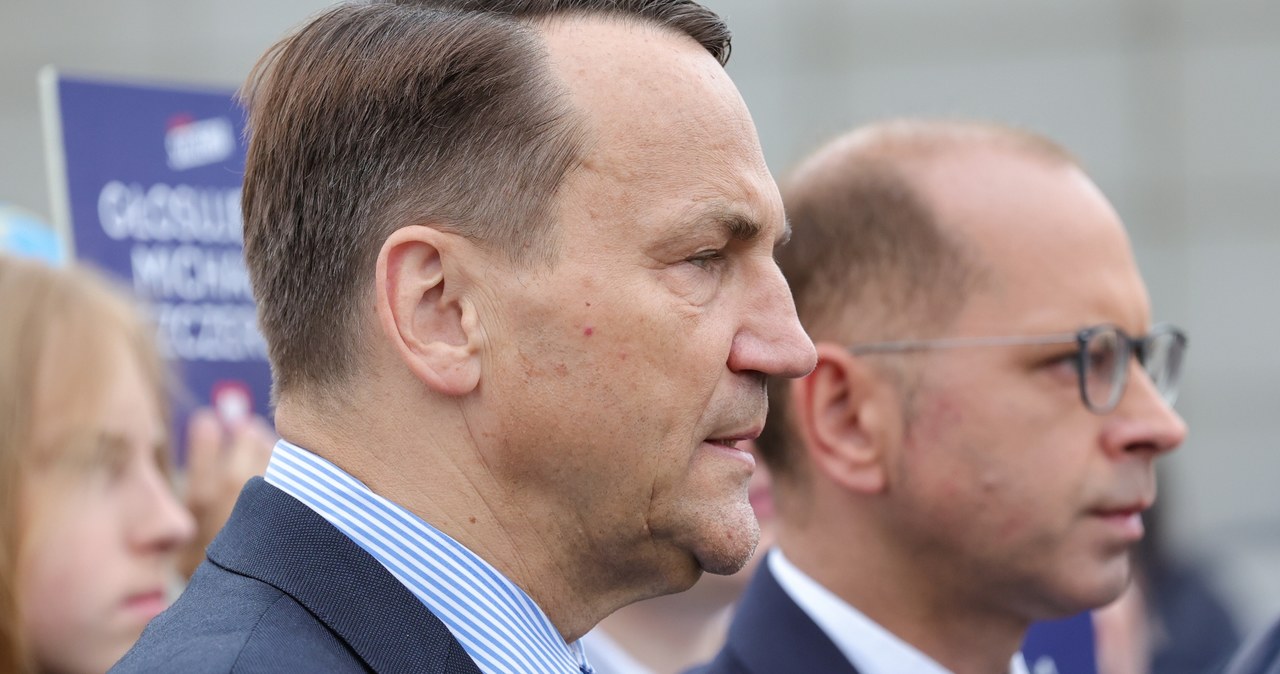 Potencjalni migranci mają się zniechęcić. Sikorski zapowiada akcję