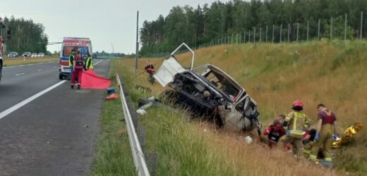 Bus dachował na S7. Dwie osoby zginęły, są ranni