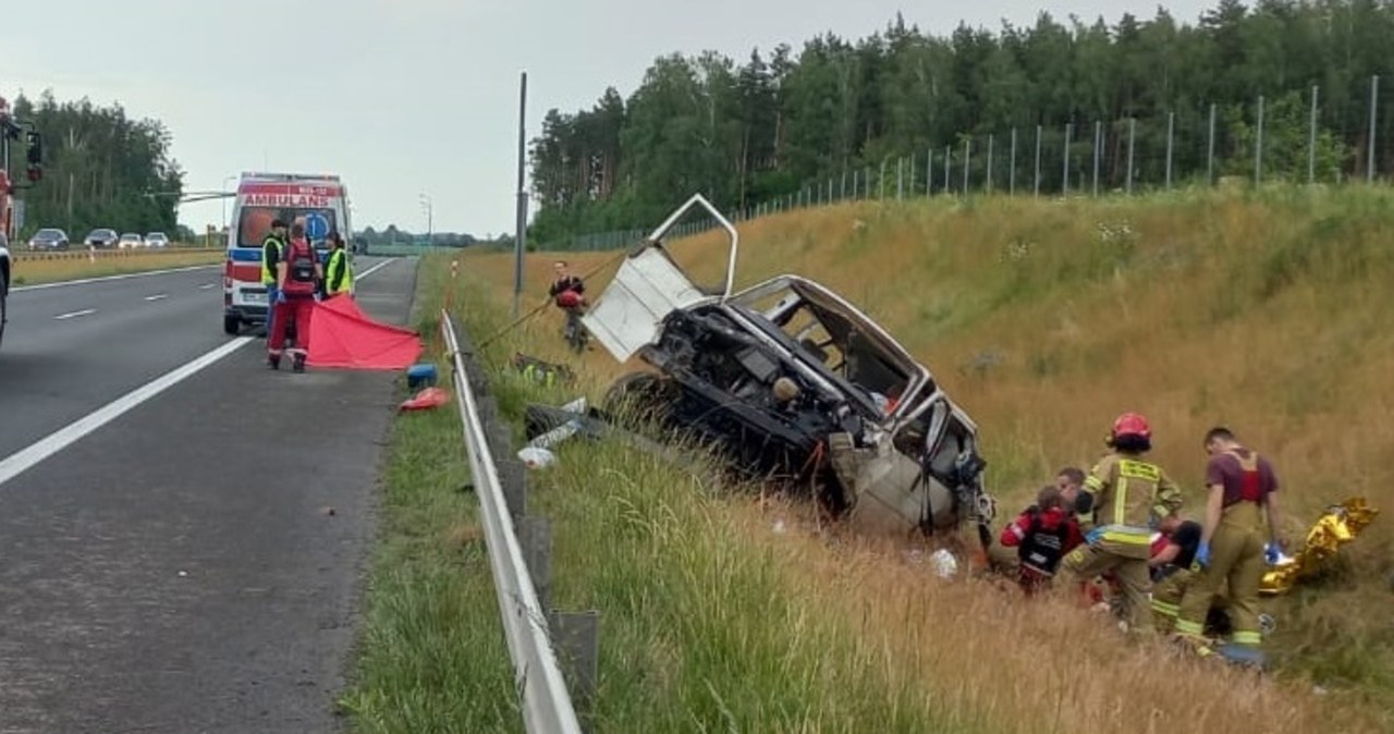 Bus dachował na S7. Dwie osoby zginęły, są ranni