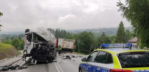 Kierowca zakleszczony w pojeździe, z ciężarówki zostały szczątki