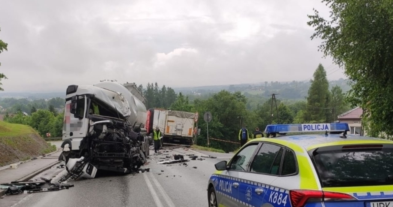 Kierowca zakleszczony w pojeździe, z ciężarówki zostały szczątki