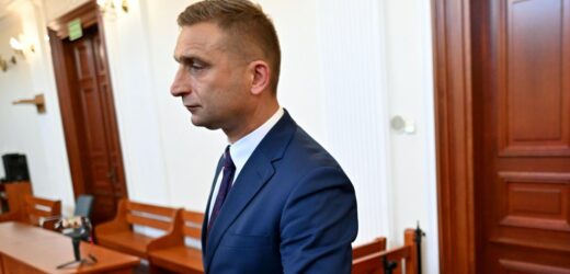 Robert Bąkiewicz oskarżony o uszkodzenie zabytku