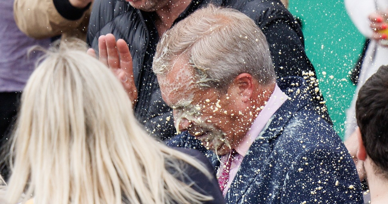 Nigel Farage oblany mlecznym koktajlem na starcie kampanii
