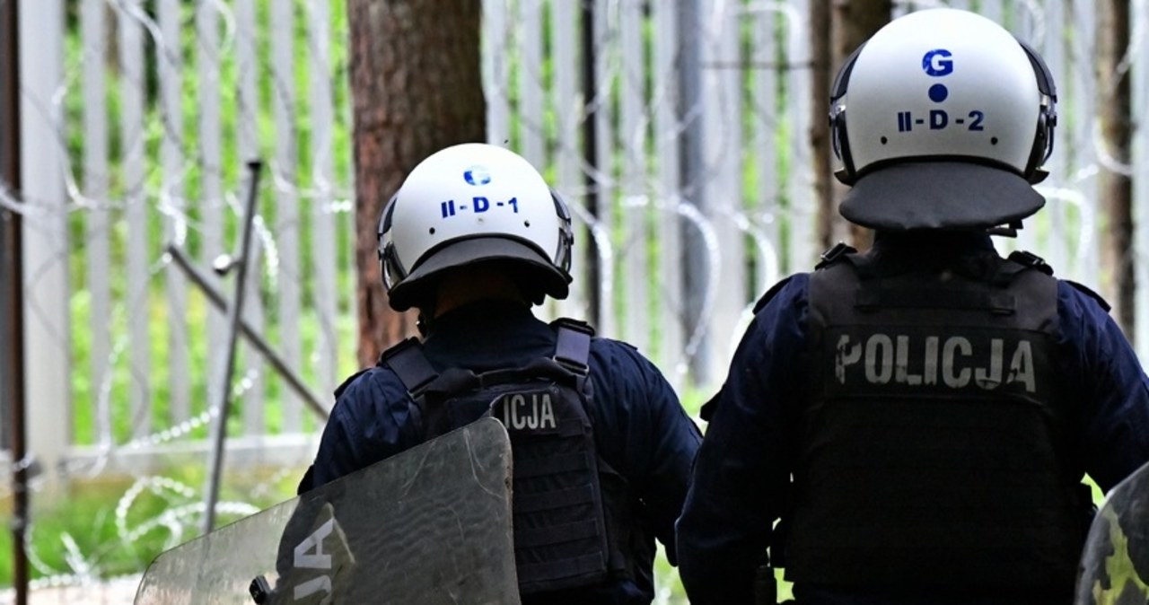 Atak migrantów na policjantów przy granicy. Uszkodzone radiowozy