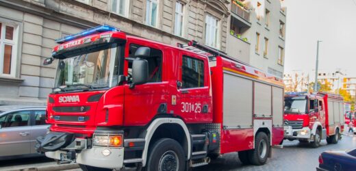 Skradzionym autem wjechali w wóz strażacki. Pościg za nastolatkami