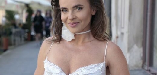 Edyta Herbuś w białej sukience zadaje szyku na evencie. Co za stylizacja
