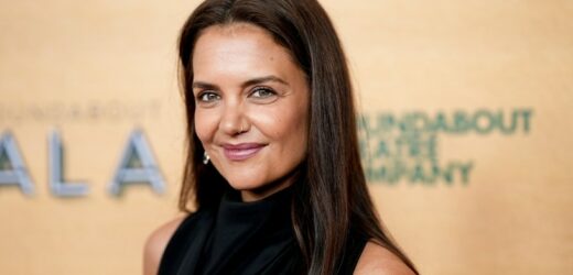 Katie Holmes znów je nosi! Te buty wracają do łask