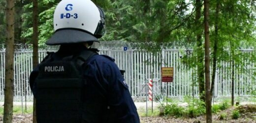 Rzucają kamieniami, używają proc. Agresywne grupy migrantów na granicy