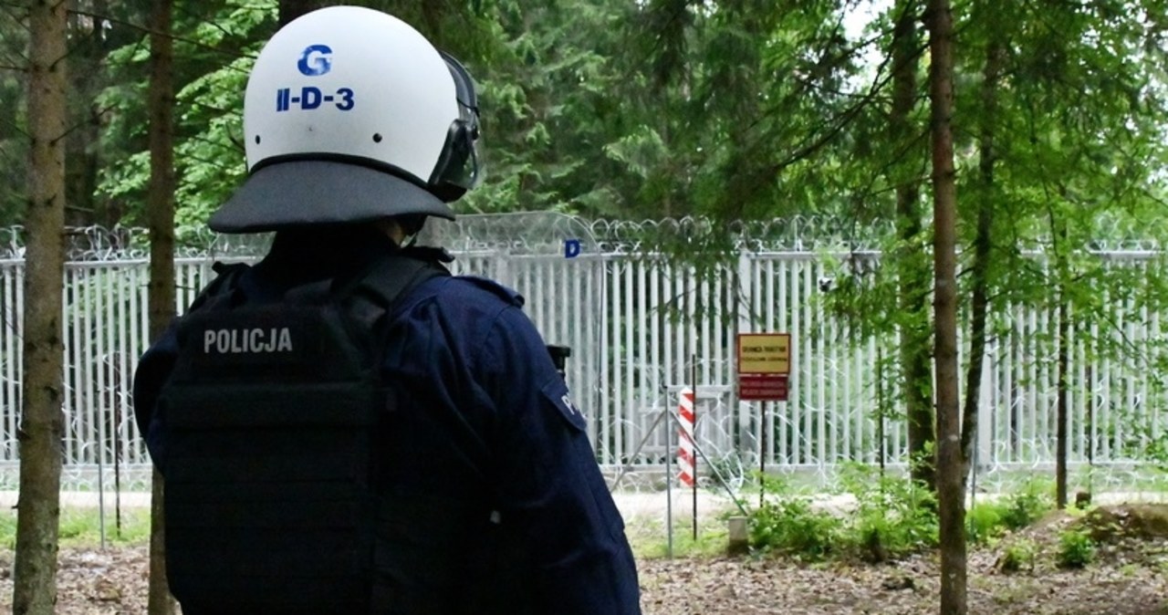 Rzucają kamieniami, używają proc. Agresywne grupy migrantów na granicy