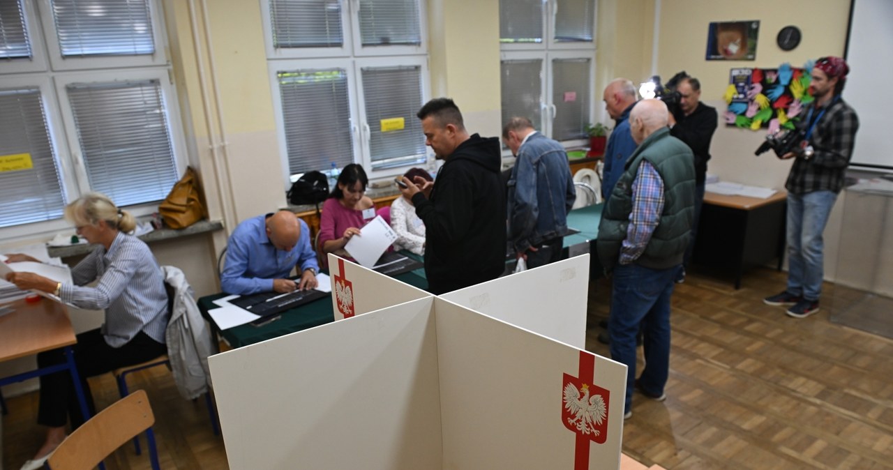 Polacy wybierają europosłów. Głosowanie przebiega bardzo spokojnie