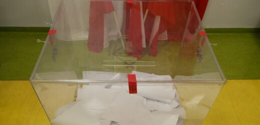 Pijany mężczyzna przewrócił urnę wyborczą