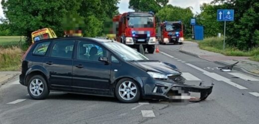 Wypadek z udziałem karetki w Siedliskach. Trzy osoby w szpitalu
