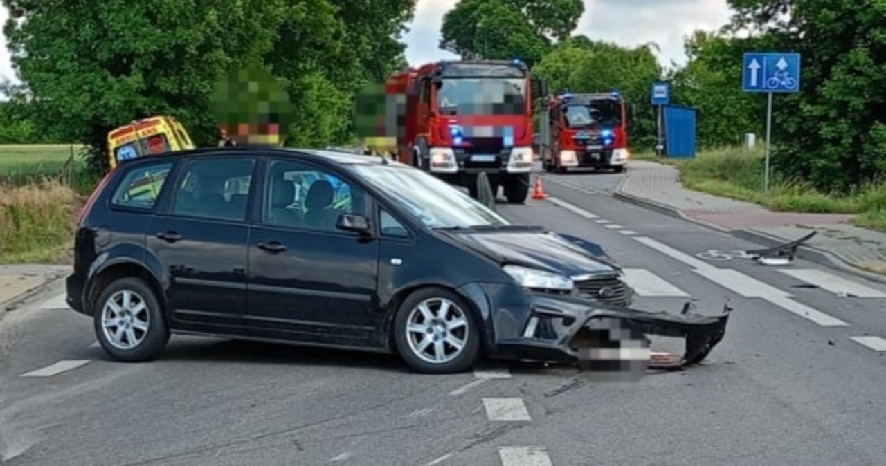 Wypadek z udziałem karetki w Siedliskach. Trzy osoby w szpitalu