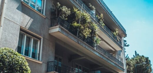 Jak osłonić balkon przed wzrokiem sąsiada? Cztery proste patenty