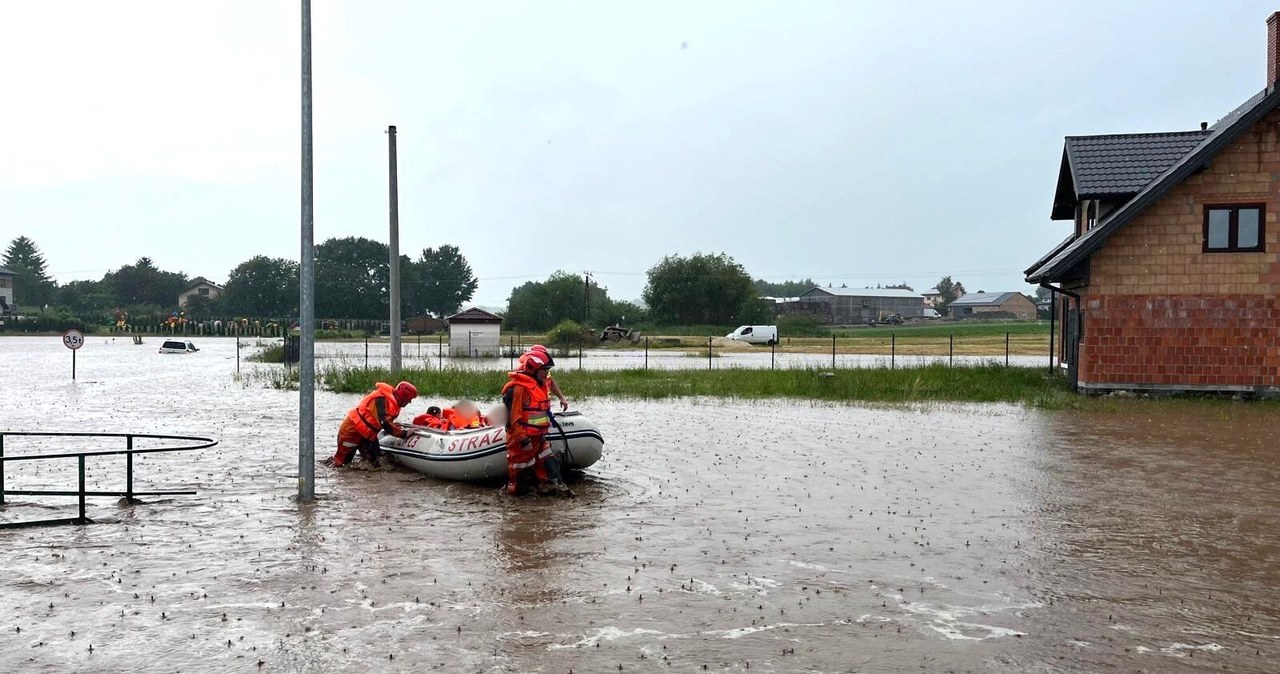 Ulewy w Świętokrzyskiem. Strażacy ewakuowali dzieci z przedszkola