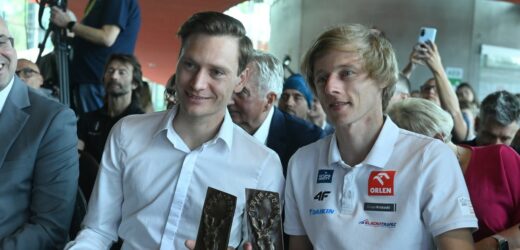 Dawid Kubacki i Słoweniec Anze Lanisek z nagrodą Fair Play PKOl