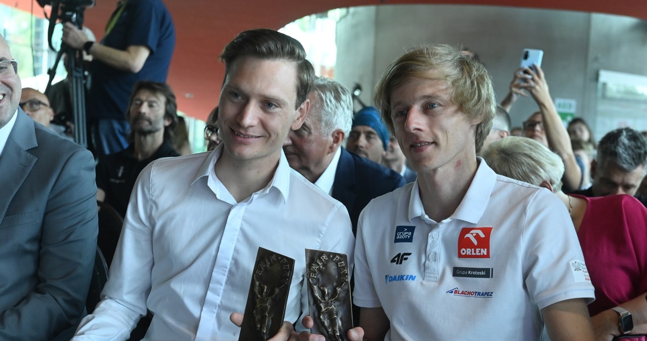 Dawid Kubacki i Słoweniec Anze Lanisek z nagrodą Fair Play PKOl