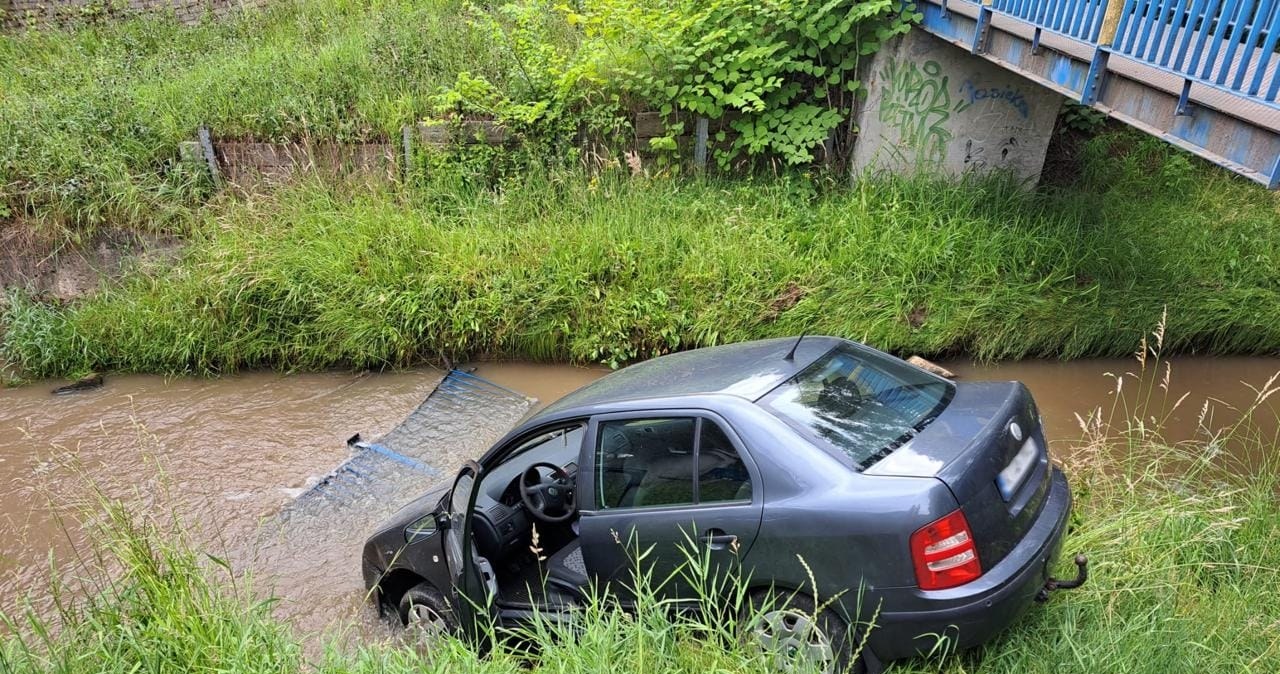 Tarnów: Auto wjechało do potoku