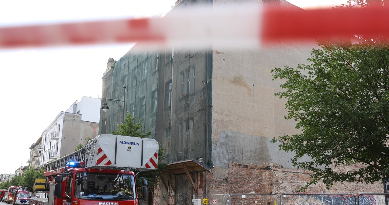 Runęła część opustoszałej kamienicy w Łodzi