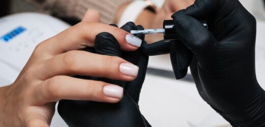 Lip oil nails to hit na lato. Lekki i uniwersalny. Manicure idealny na wakacje