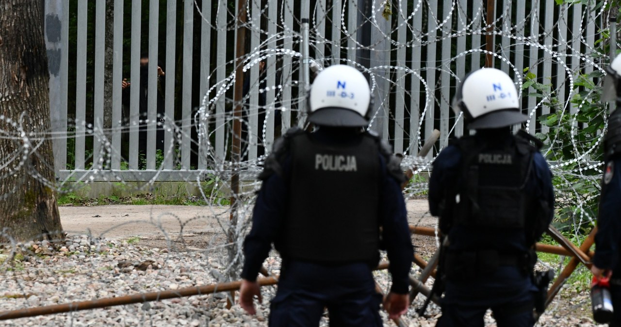 Kamieniami i konarami w policję. Migranci uszkodzili dwa radiowozy