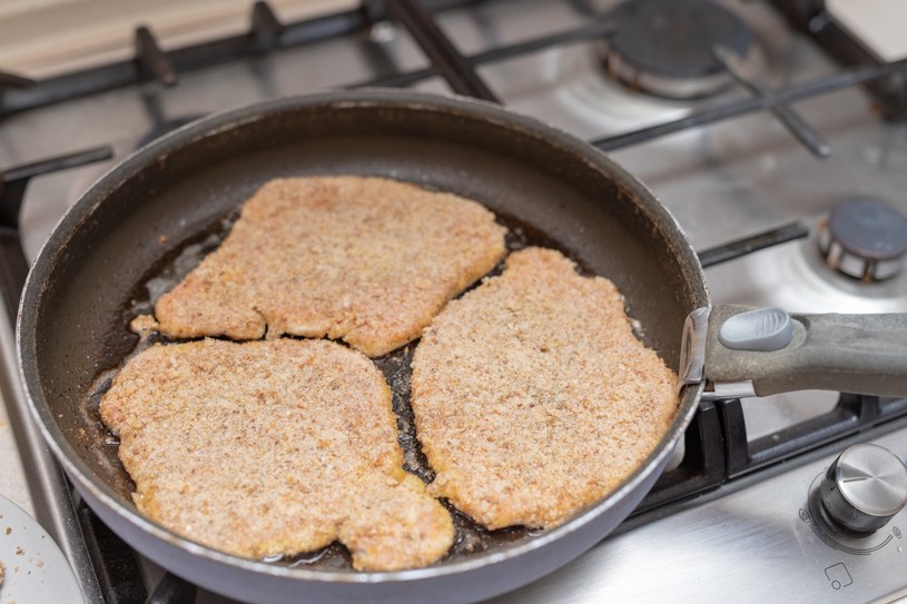 Nigdy nie panieruj tym kotletów. Skład przyprawia o zawrót głowy