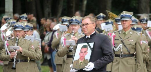 Syreny zawyły w całym kraju. Ostatnie pożegnanie polskiego żołnierza