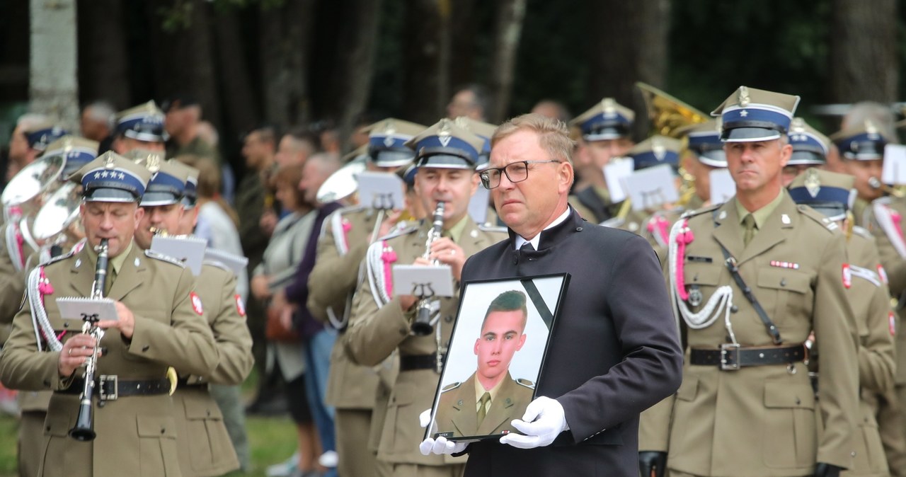 Syreny zawyły w całym kraju. Ostatnie pożegnanie polskiego żołnierza