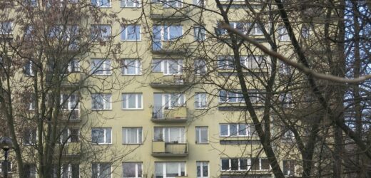 10-latka chciała wyjść przez okno. Spadła z drugiego piętra