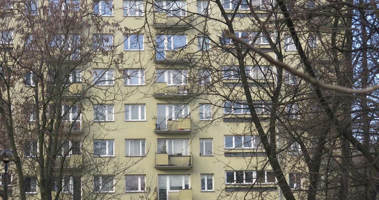 10-latka chciała wyjść przez okno. Spadła z drugiego piętra