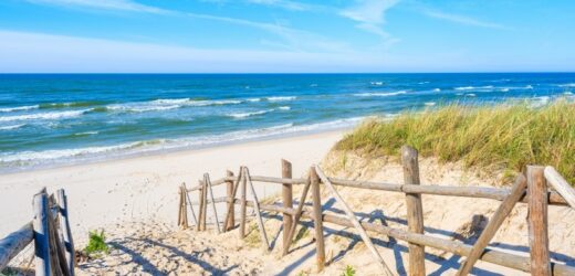 Bez parawanów i tłumu plażowiczów. 10 urokliwych miejsc nad polskim morzem