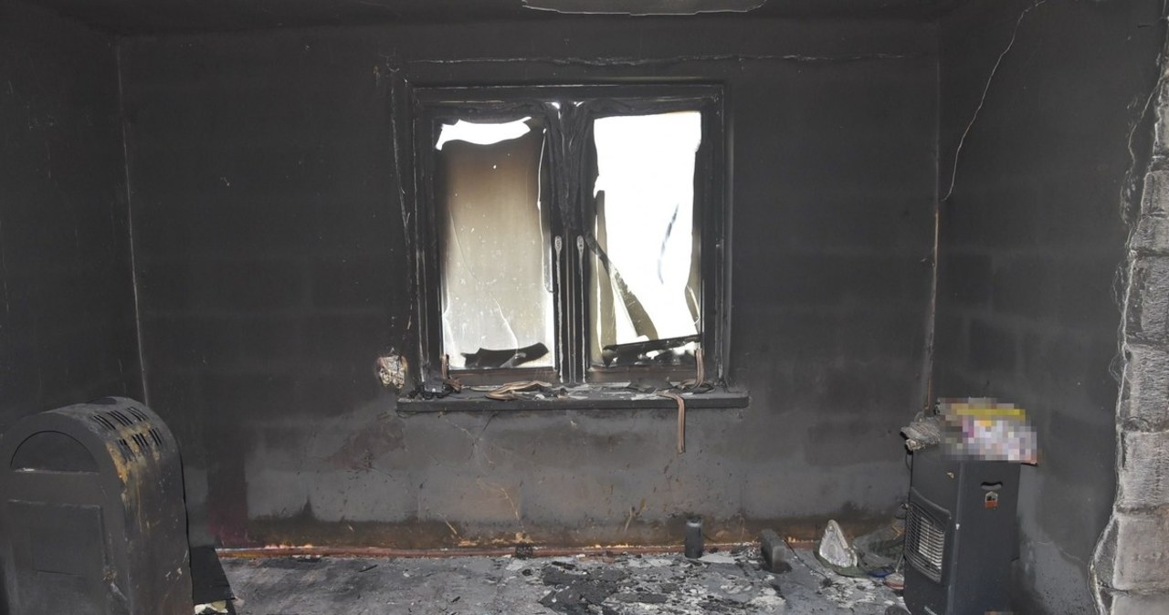 Policjanci wynieśli 50-latka z płonącego domu