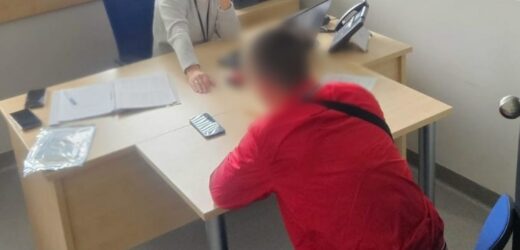 Z 6 dożywotnimi zakazami kierowania przyjechał na komendę samochodem
