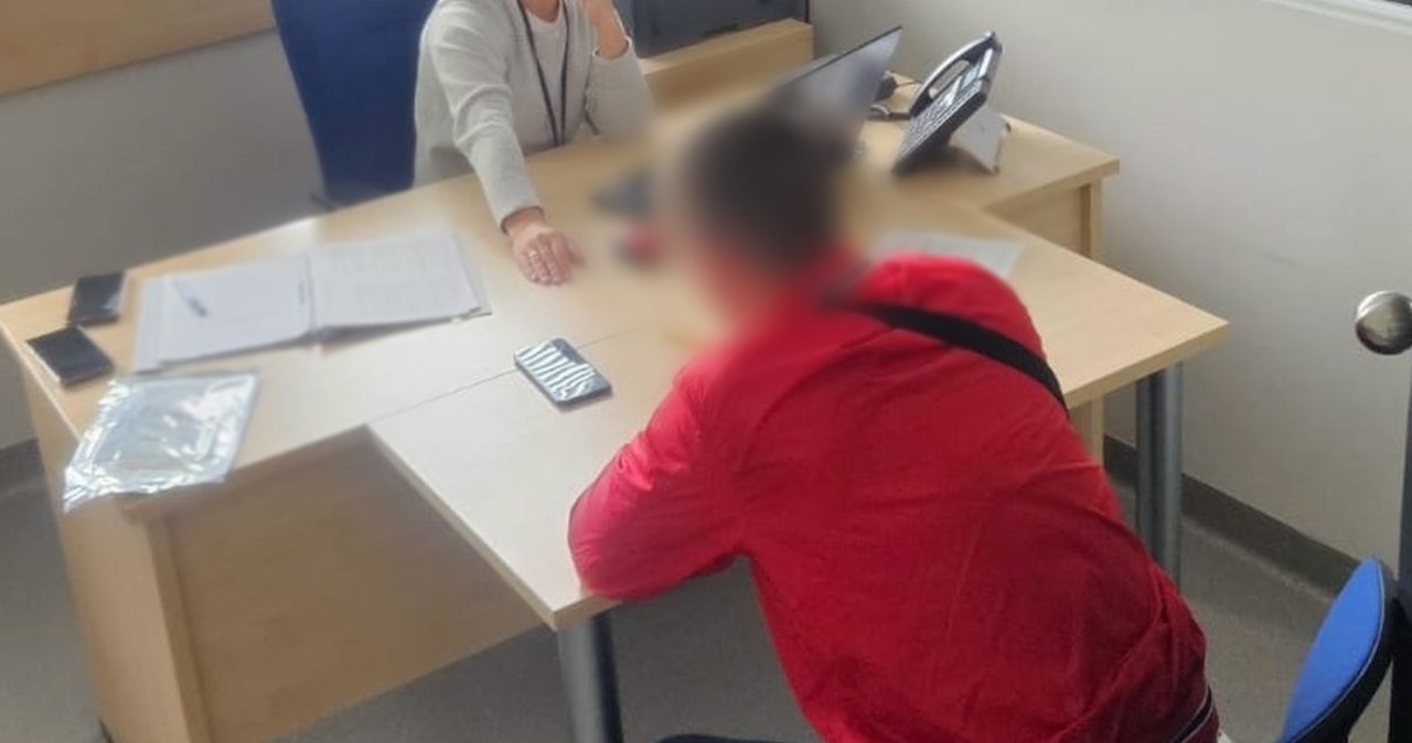 Z 6 dożywotnimi zakazami kierowania przyjechał na komendę samochodem