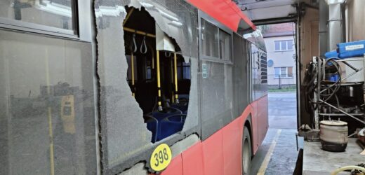 Ostrzelany autobus miejski w Żywcu. Policja szuka sprawcy