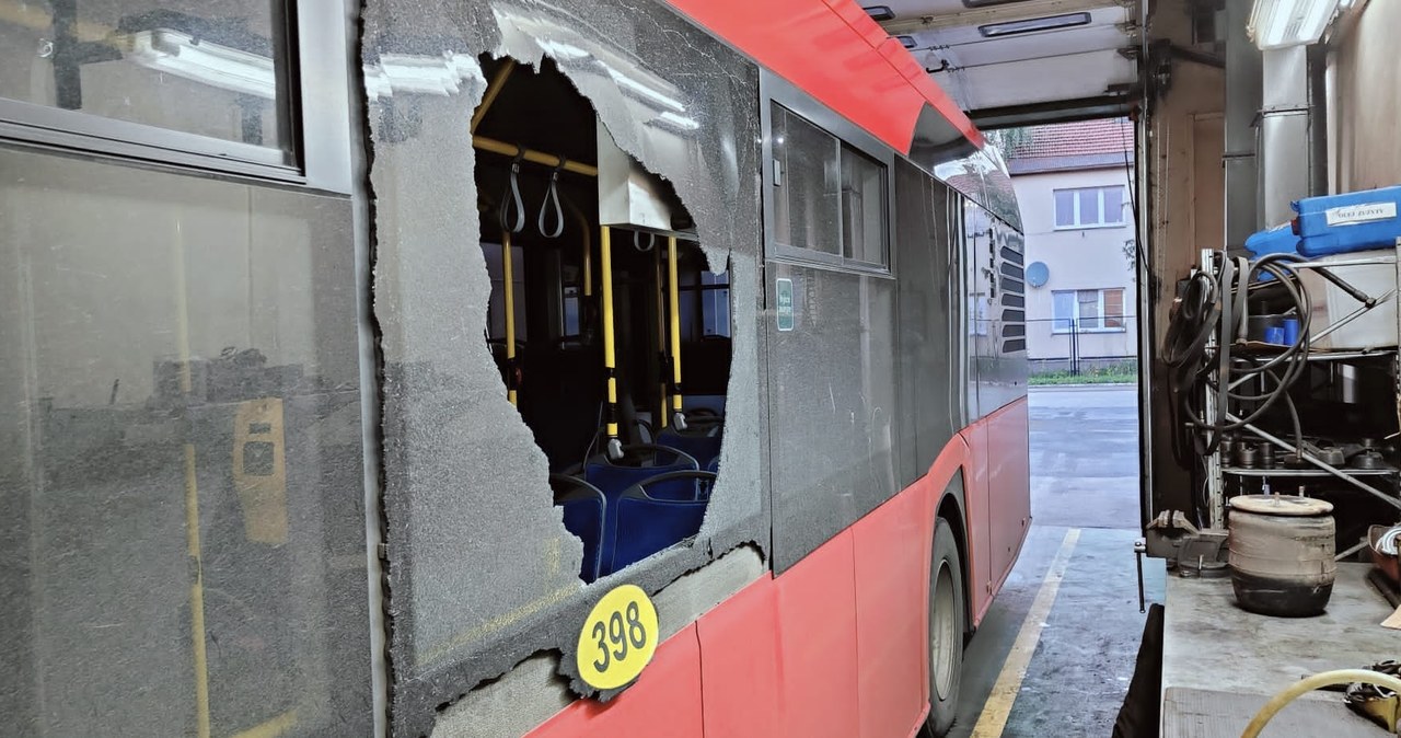Ostrzelany autobus miejski w Żywcu. Policja szuka sprawcy