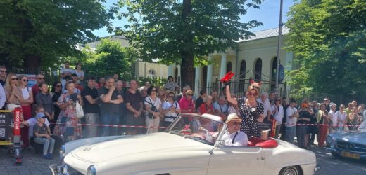 Podróż przez historię motoryzacji w Kielcach. Zlot zabytkowych mercedesów