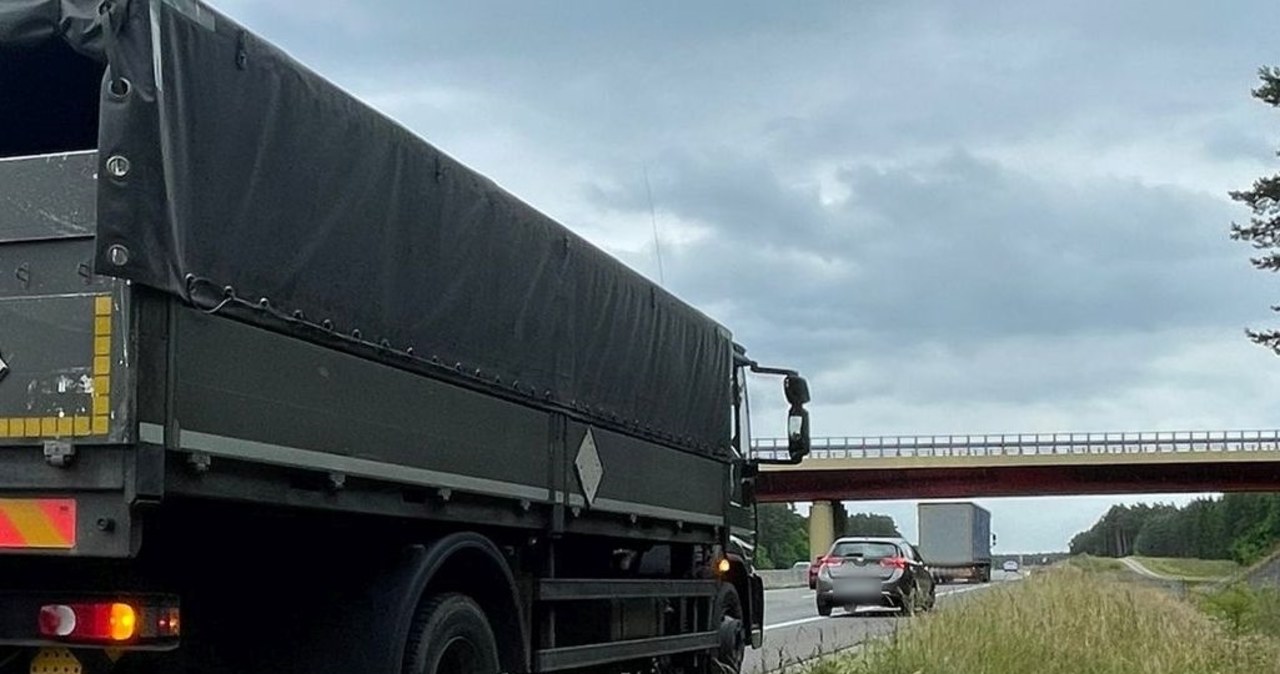 Pijana kobieta uderzyła toyotą w wojskową ciężarówkę