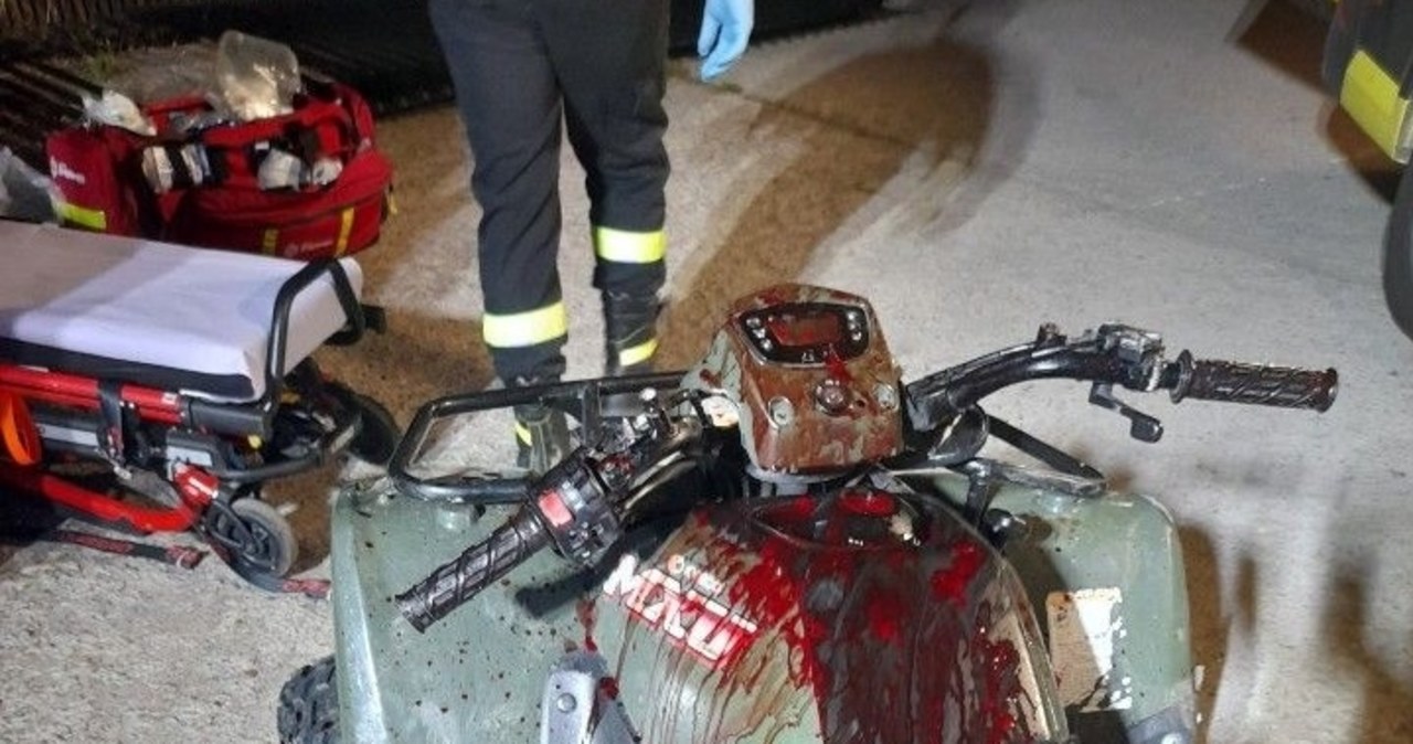 15-latek jechał quadem bez kasku. Czołowo uderzył w bramę
