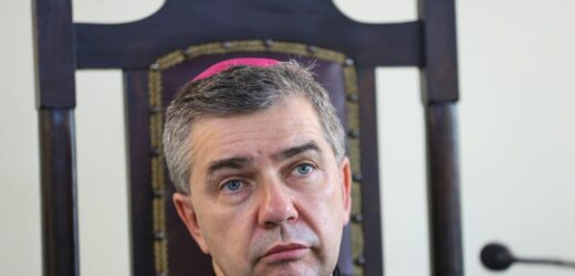 MEN zmniejsza liczbę lekcji religii. Biskup pisze o „dyskryminujących zmianach”
