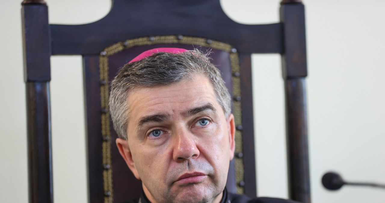 MEN zmniejsza liczbę lekcji religii. Biskup pisze o „dyskryminujących zmianach”