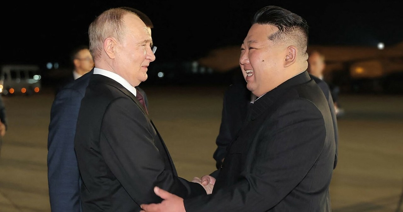Jak dyktator z dyktatorem. Kim Dzong Un powitał Putina w Pjongjangu